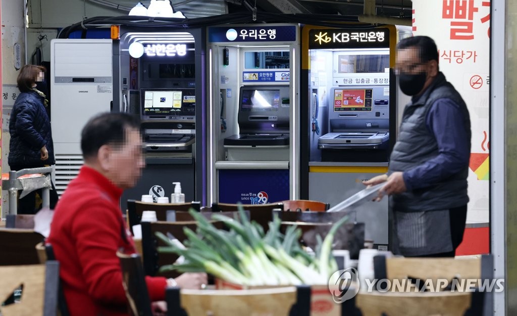 은행 성과급, 줄어도 200%대…'돈잔치' 눈총 여전