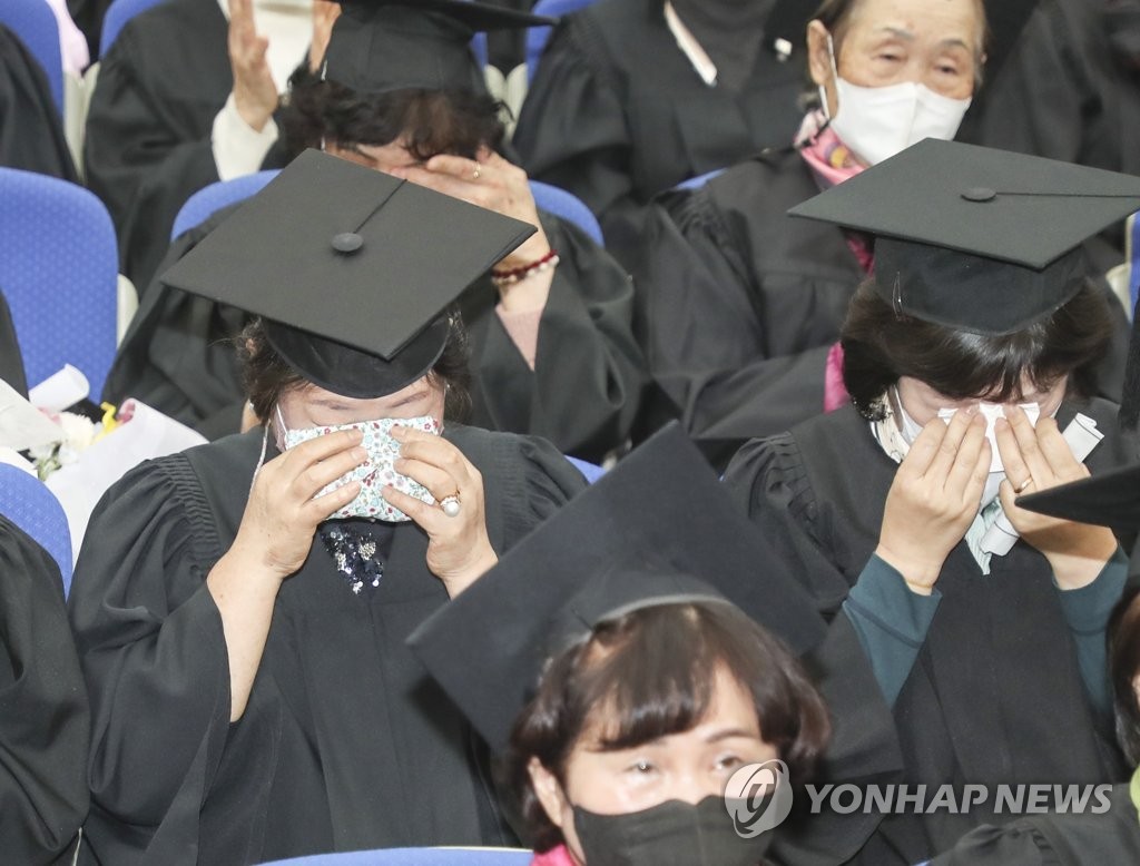 부산 부경중·부경보건고, 40~80대 늦깎이 학생 졸업식