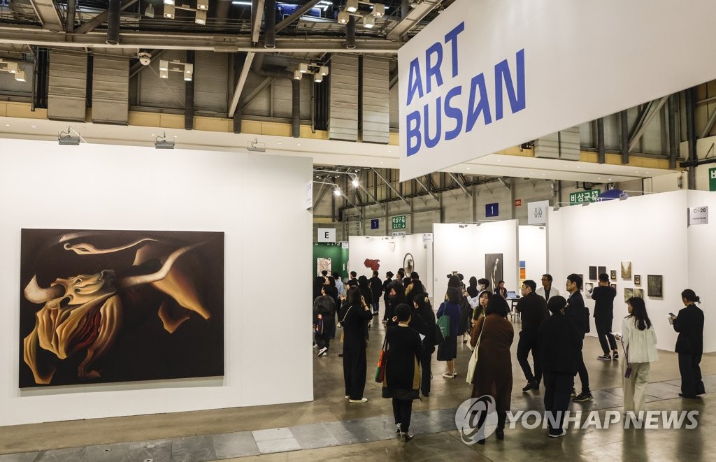 아트페어 관람객들 "작가·작품의 다양한 정보' 제공돼야"