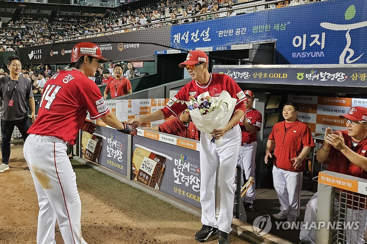 '통산 홈런 1위 예약' 최정 "프로 20년차, 잘 버틴 나를 칭찬해"