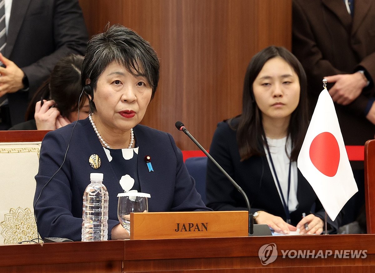 망언제조기 아소, 여성 장관에 "아름답다고는 말할 수 없지만…"