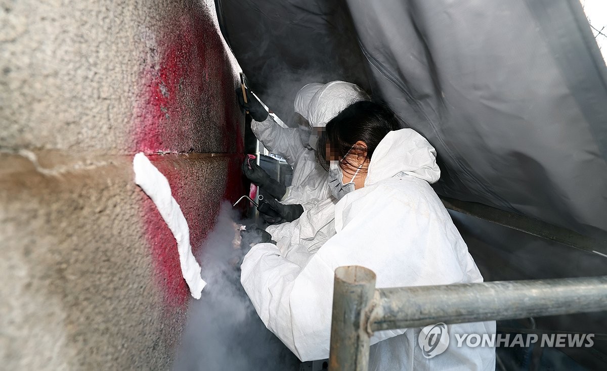 '낙서 테러' 경복궁 담장 80% 복구…"전체 복구 비용 청구할 것"