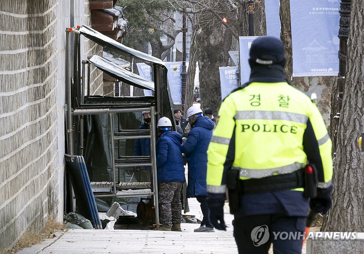 '낙서 테러' 경복궁 담장 80% 복구…"전체 복구 비용 청구할 것"