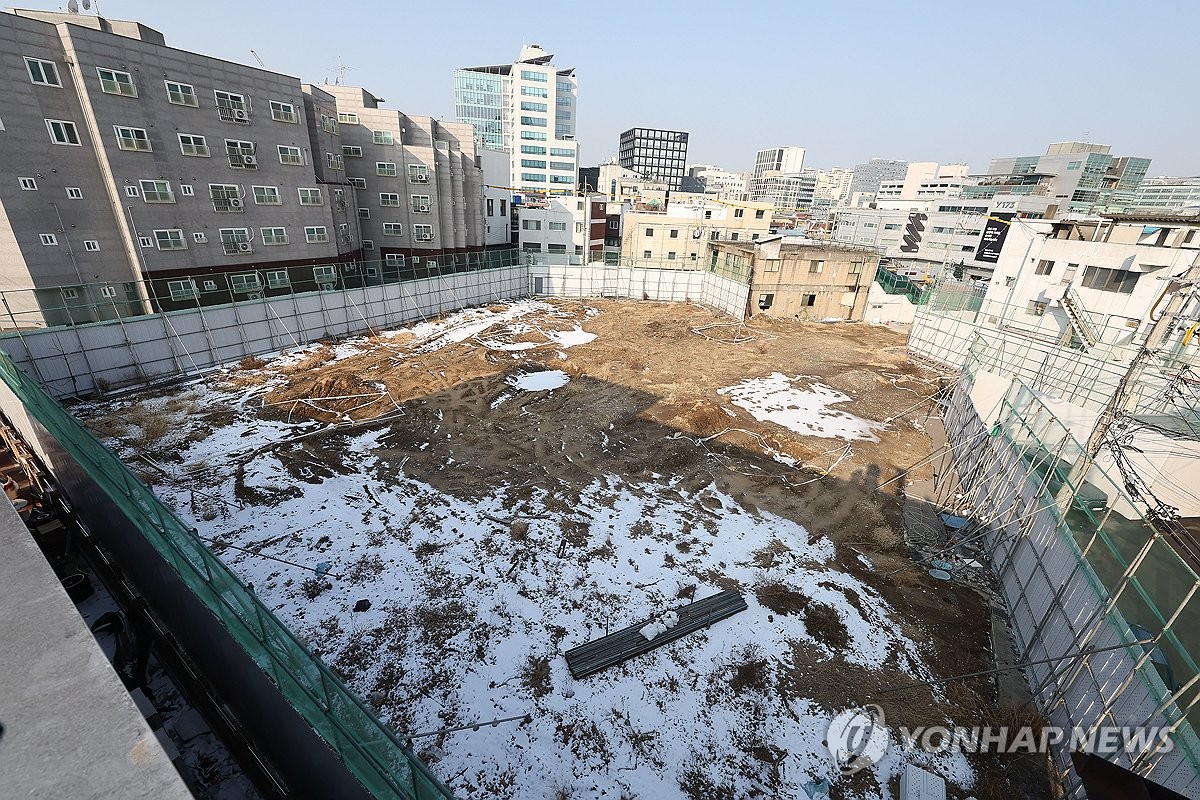 내수지표 줄줄이 무너진다…건설수주 '환란 이후 최대폭' 26%↓