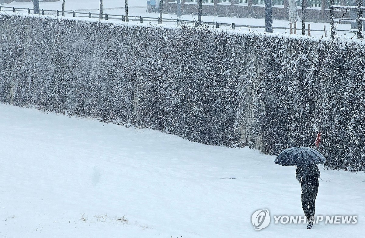 내일 수도권 출퇴근길 '폭설' 비상…새벽부터 눈·비