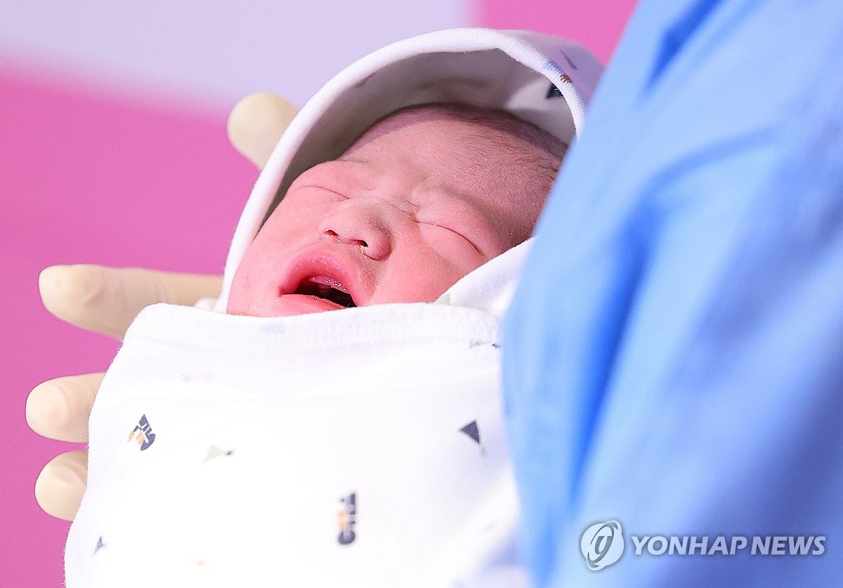 청룡의 해 밝았다…새해 첫둥이 3.15㎏ 남아 우렁찬 울음