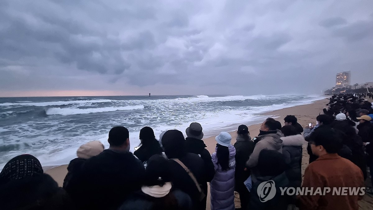 구름에 숨은 동해의 첫 태양…"아쉽지만 좋은 일만 가득하길"