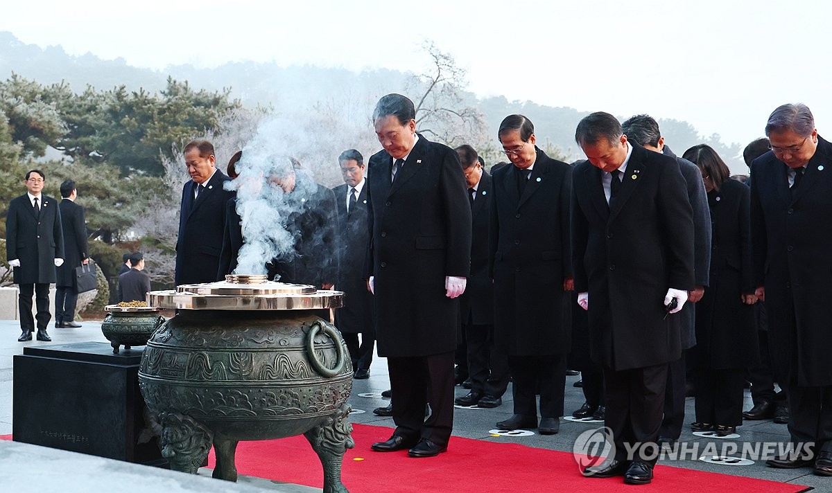 尹대통령, 현충원 참배…"국민만 바라보며 민생경제에 매진"