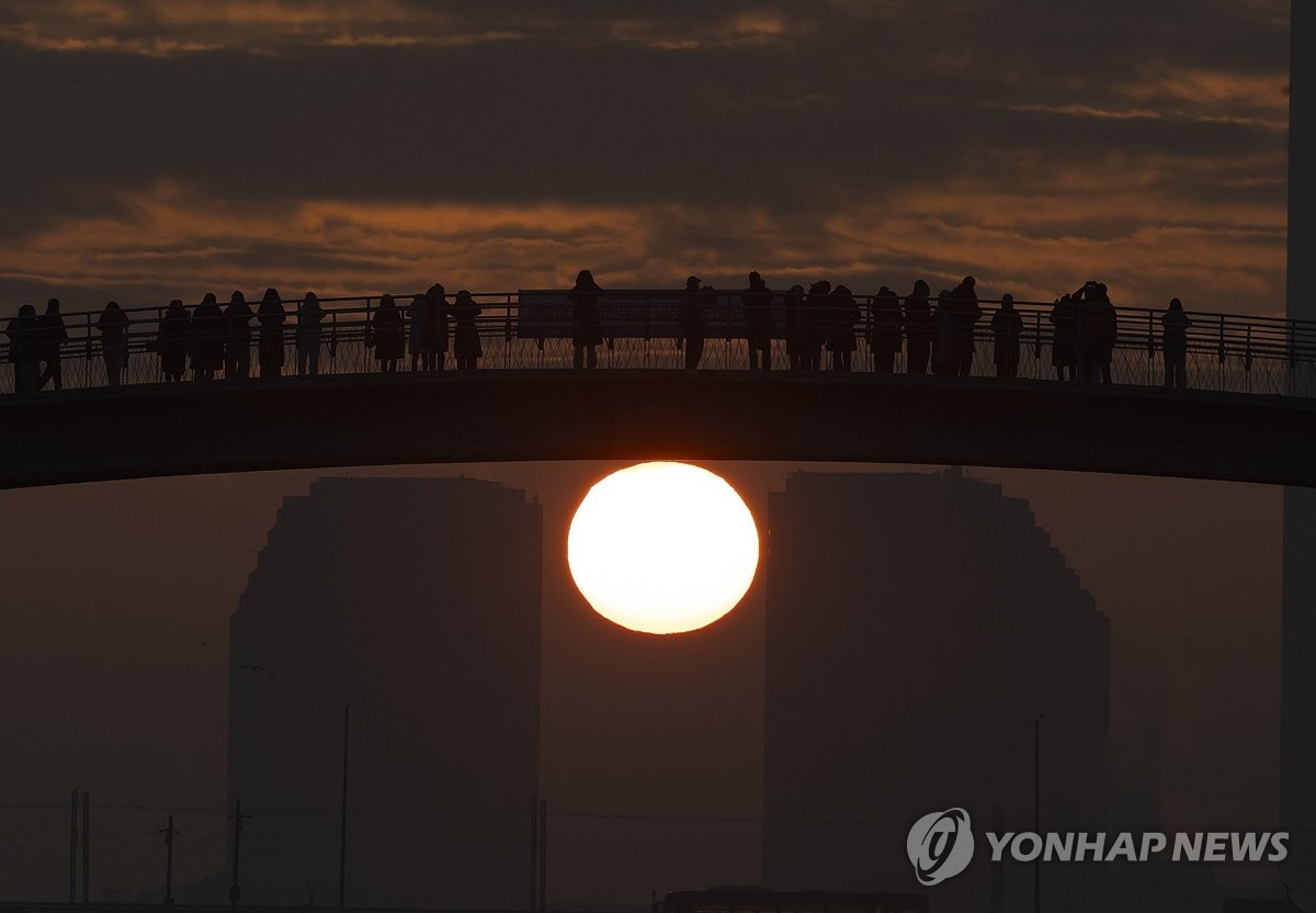 "오 저기 뜬다!" 남산서 1만5천명 해맞이…"가족모두 건강하길"