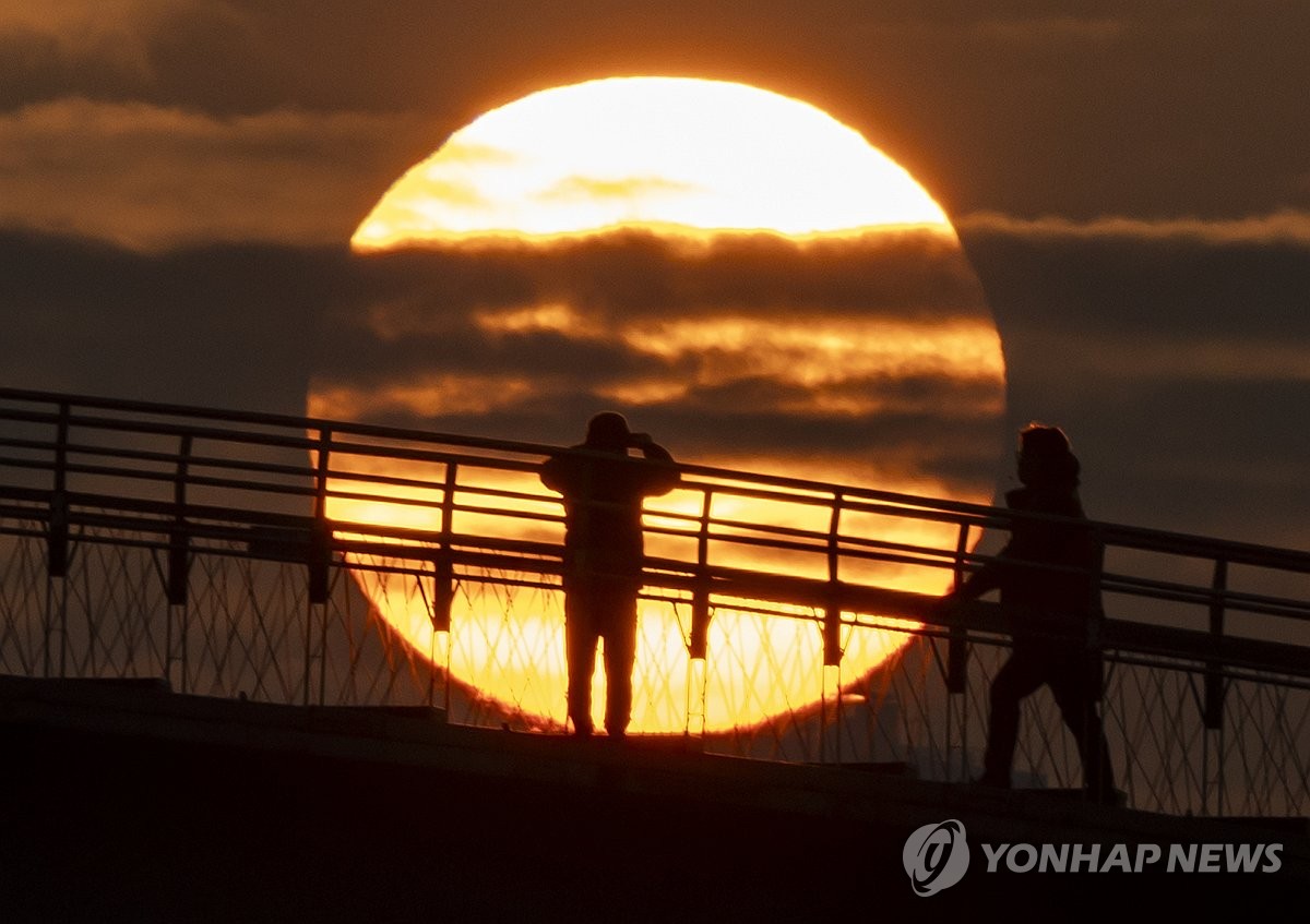 "오 저기 뜬다!" 남산서 1만5천명 해맞이…"가족모두 건강하길"