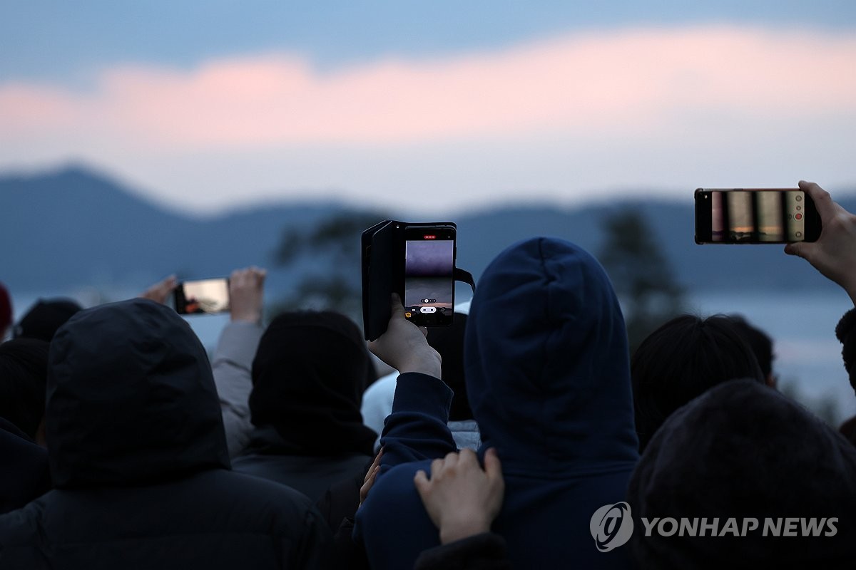 "용처럼 비상하는 새해 되길"…해남 땅끝마을서도 소망 가득