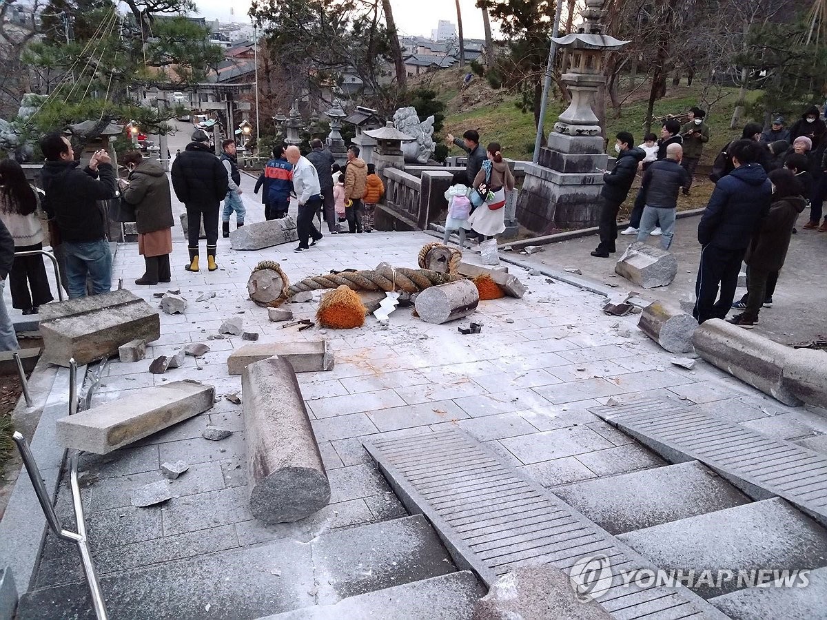 日강진에 힘없이 쓰러진 7층건물…"집은 파손, 도로는 갈기갈기"