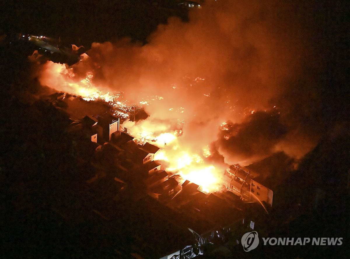 日강진에 힘없이 쓰러진 7층건물…"집은 파손, 도로는 갈기갈기"