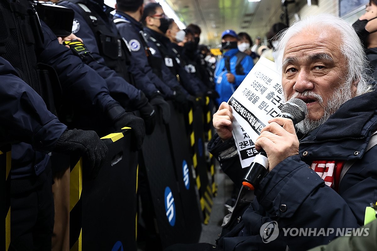 '지하철역에 스티커 수백장 부착' 박경석 전장연 대표 기소