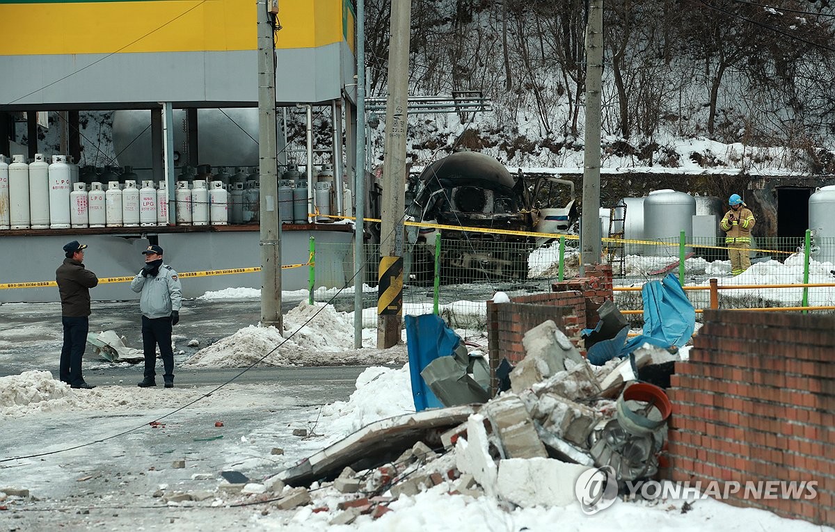 "탱크·벌크로리 결속 해체하지 않은 채 차량 이동해 가스 누출"