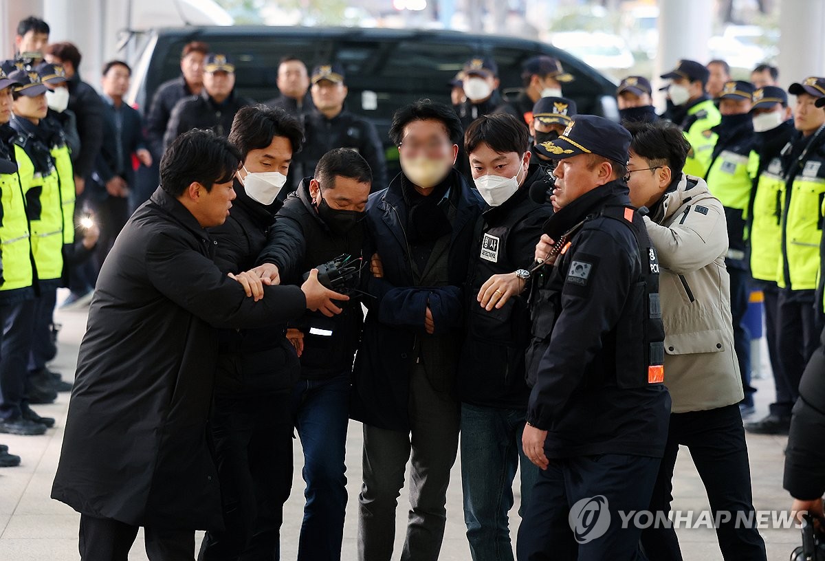 경찰, 이재명 흉기 공격 남성 당적 강제수사