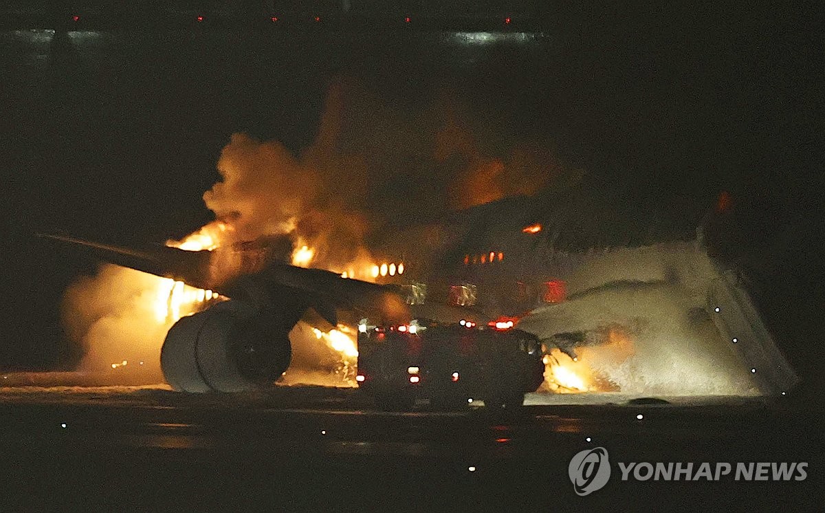 日도쿄 하네다공항서 JAL항공기 화재…"탑승자 379명 전원 탈출"(종합)