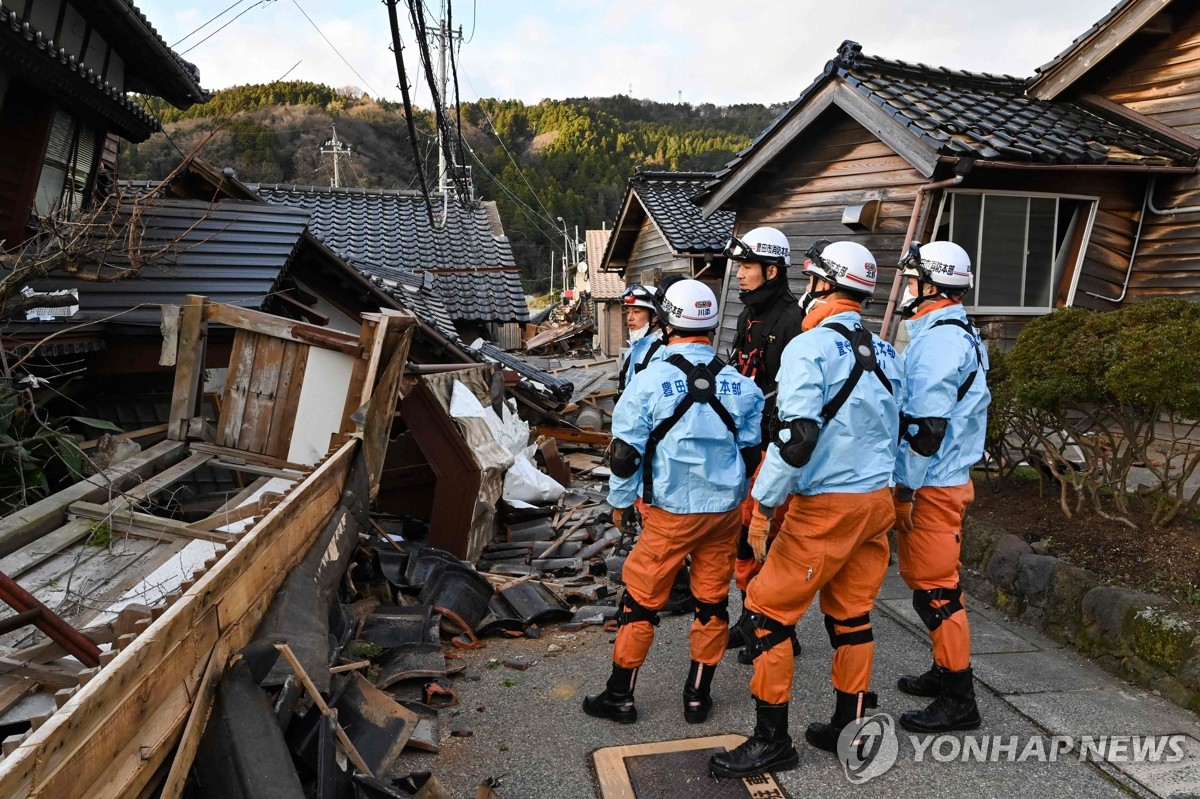 日지자체장 "강진에 괴멸적 피해"…내일까지 비 예보에 구조난항