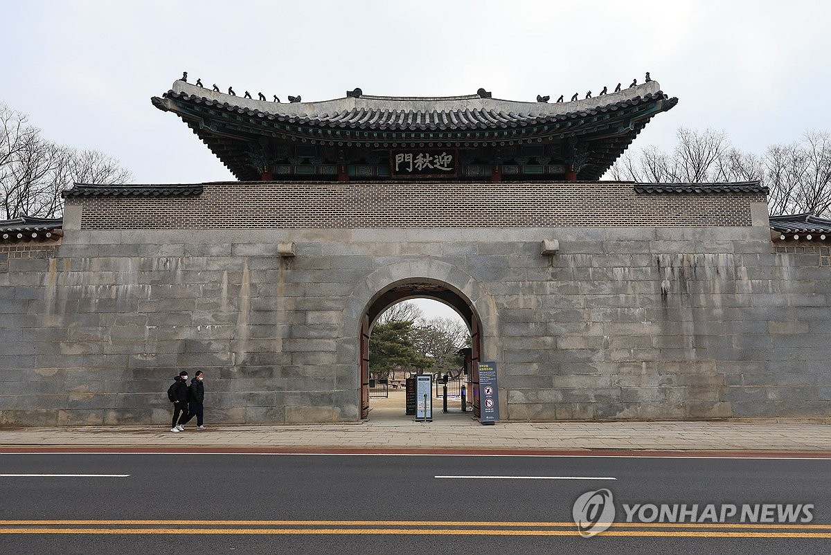 '낙서 테러' 경복궁 담 복구하는데 1억 이상…"모든 비용 청구"(종합)