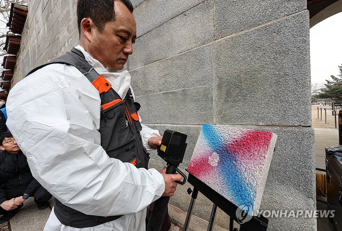 추위에 맞서 색 지우고 표면 다듬고…'낙서' 사라진 경복궁 담장