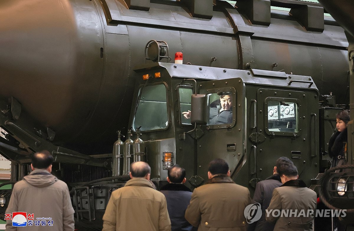 김정은, 신형 고체연료 ICBM '화성-18형' 발사대 차량 공장 시찰(종합)