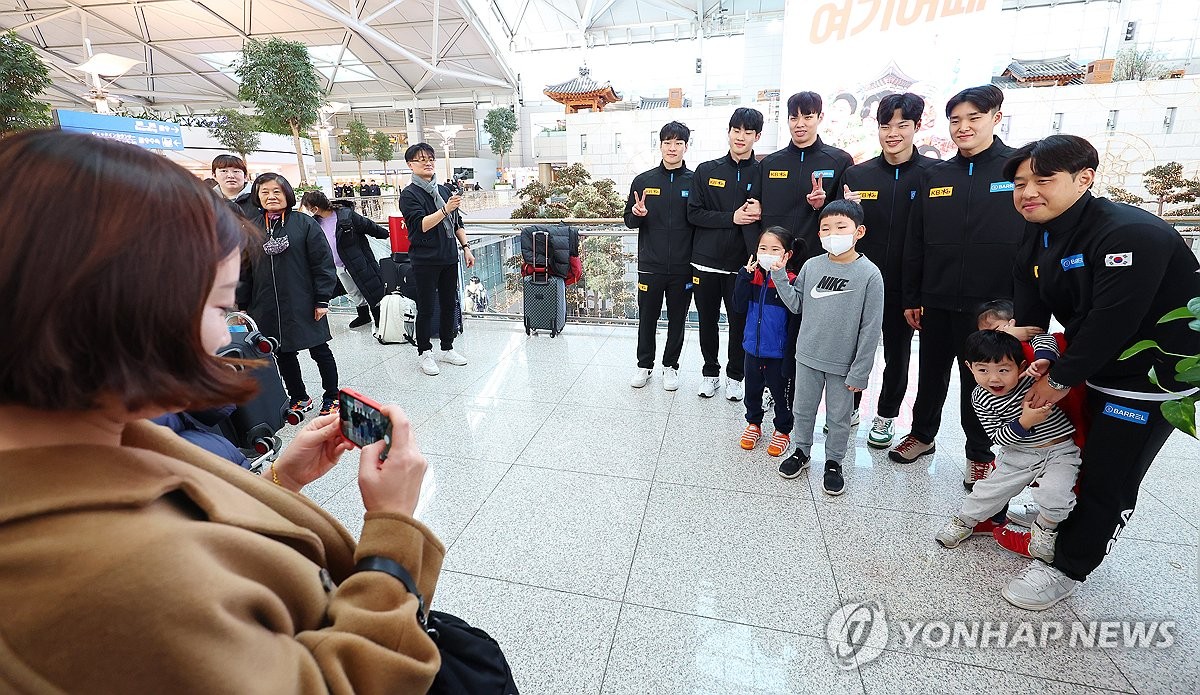 힘차게 출발하는 황선우 "도하에서는 금, 파리에서는 메달 2개"