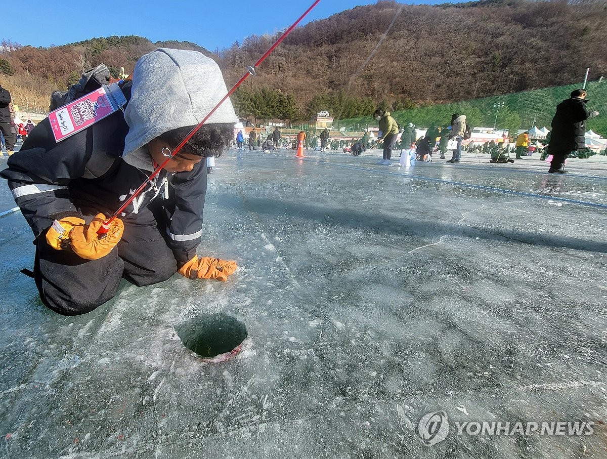 화천산천어축제 '절정'…낮엔 얼음벌판·밤엔 선등거리 '북적'