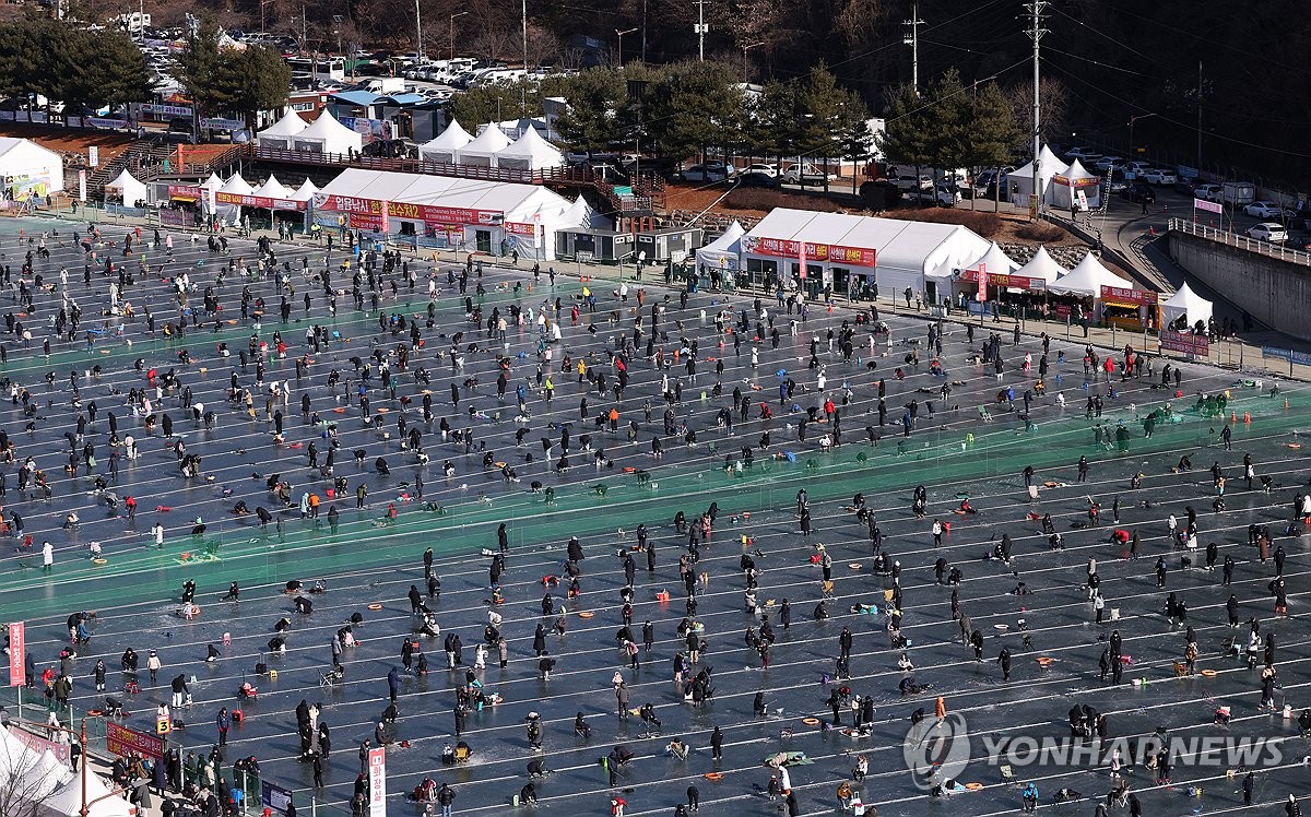 공영홈쇼핑, 화선 산천어 축제 현장서 '라방'…지역경제 활성화