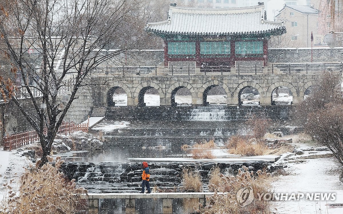 경기 최고 5.3㎝ 눈에 빙판길 사고도…퇴근길 불편 예상