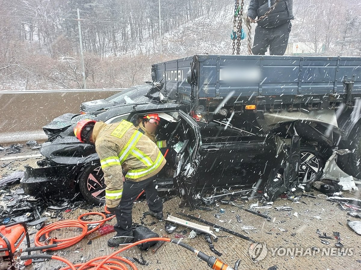 제2중부고속도 신둔IC 부근서 눈길 다중추돌…한때 통제(종합)