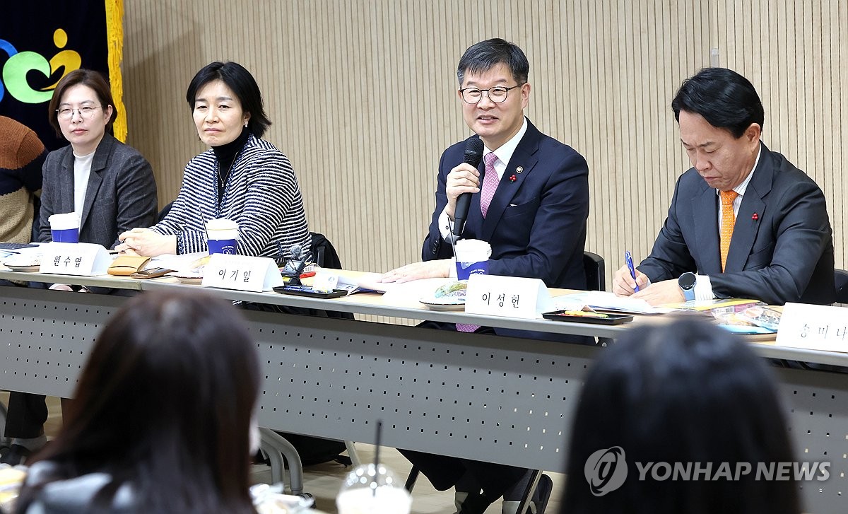 내 아이 직접 돌보도록…"어린이집 돌봄보단, 육아휴직 늘려야"