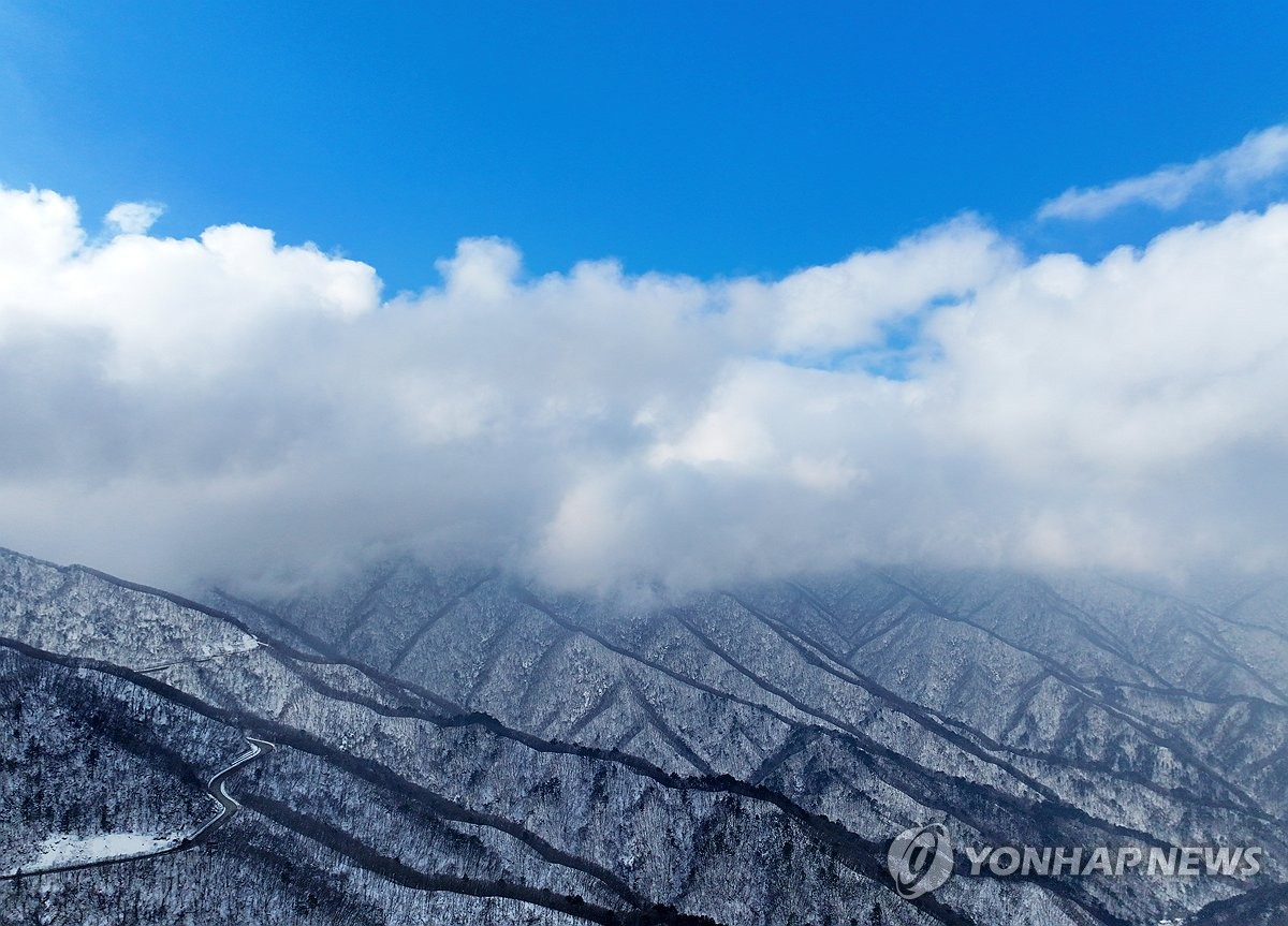 강원 대체로 맑고 낮 최고 8도…"빙판길 안전사고 조심"