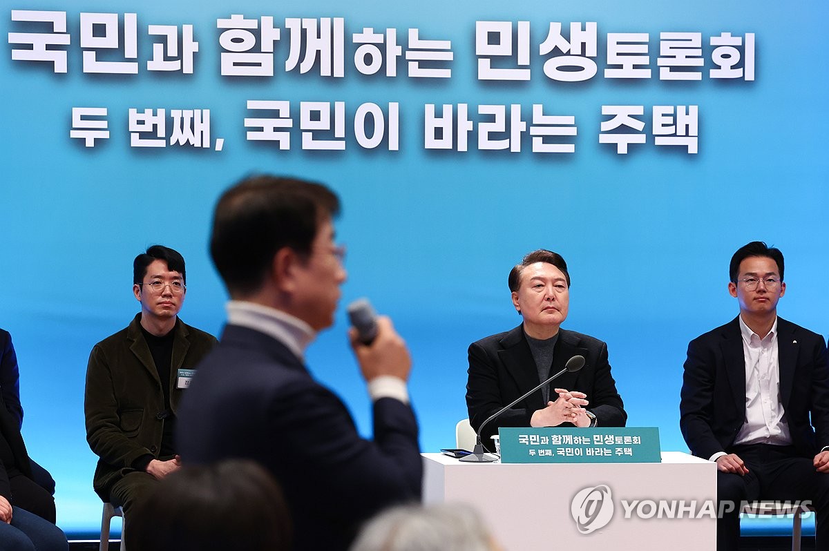 "검사 시절 관사에 녹물이"…尹, 시민들과 80분 '주택토론'(종합)