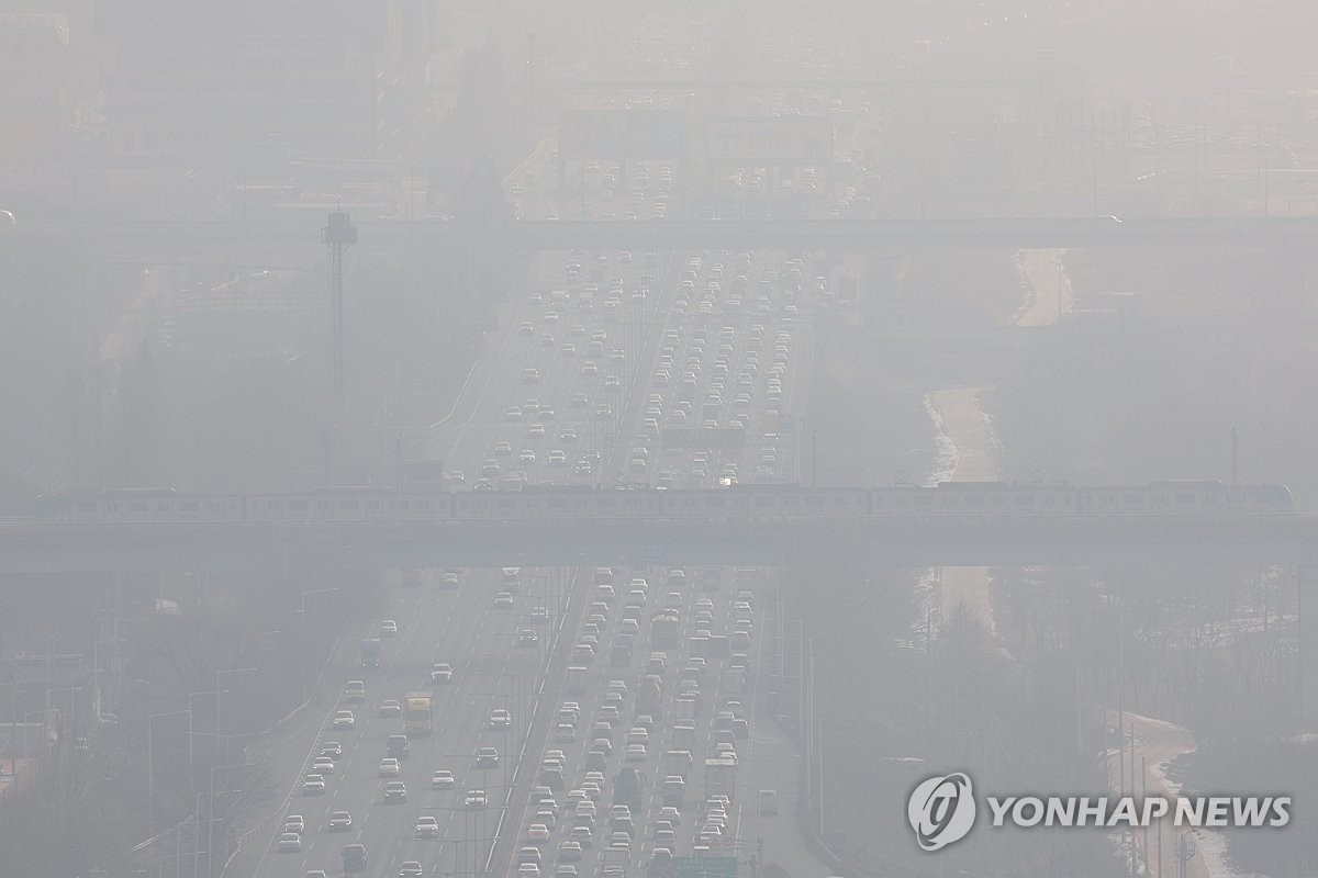 오늘도 평년보다 포근하지만 미세먼지 짙어…내일 해소