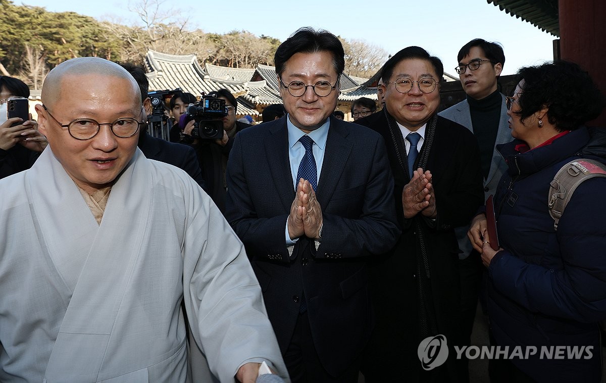 여야 통도사서 불심잡기…한동훈·홍익표 조계종 종정 잇단 예방