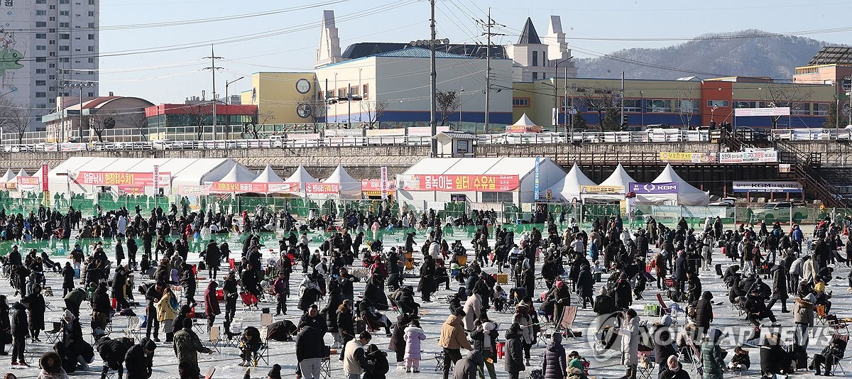 화천 산천어축제 얼음낚시 '밀당' 한판…"월척이다" 환호