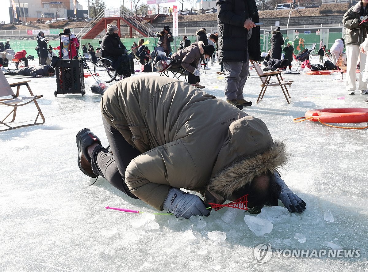 화천 산천어축제 얼음낚시 '밀당' 한판…"월척이다" 환호