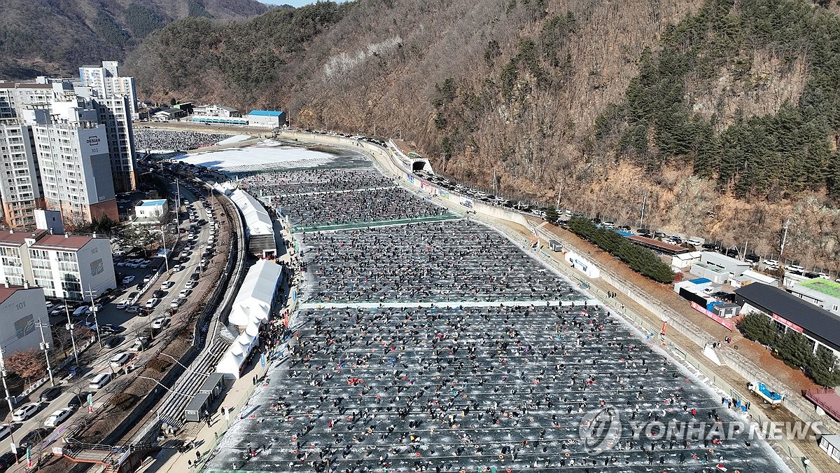 화천산천어축제에 겨울 없는 동남아 관광객 발길 '북적'