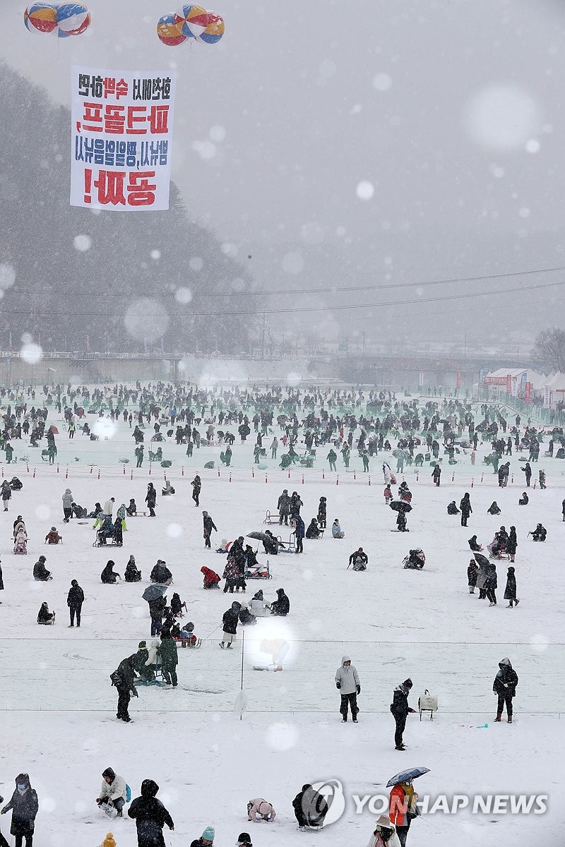 산천어축제 두 번째 주말 22만명 '손맛'…누적 70만명 육박