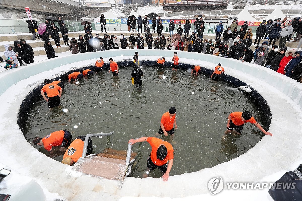 산천어축제 두 번째 주말 22만명 '손맛'…누적 70만명 육박