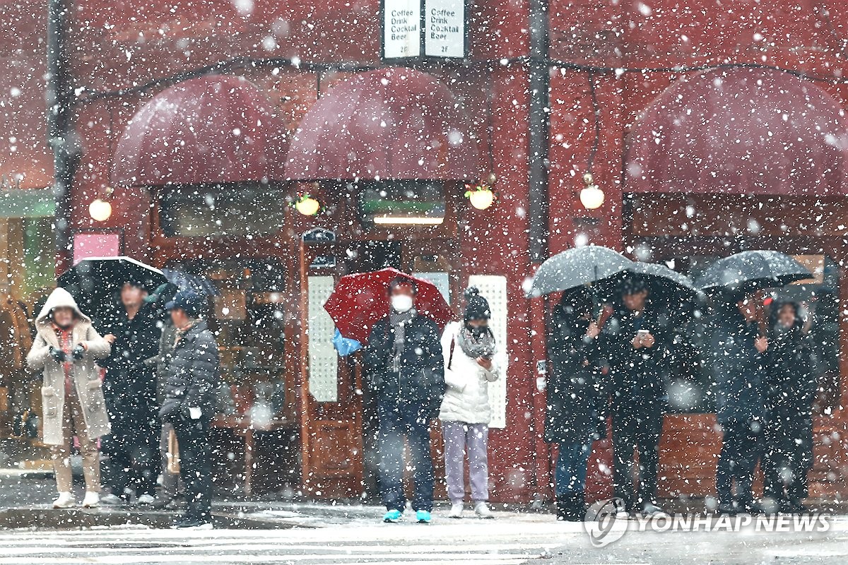 파주 2.4cm 적설량…경기북부지역 늦은 밤까지 비·눈