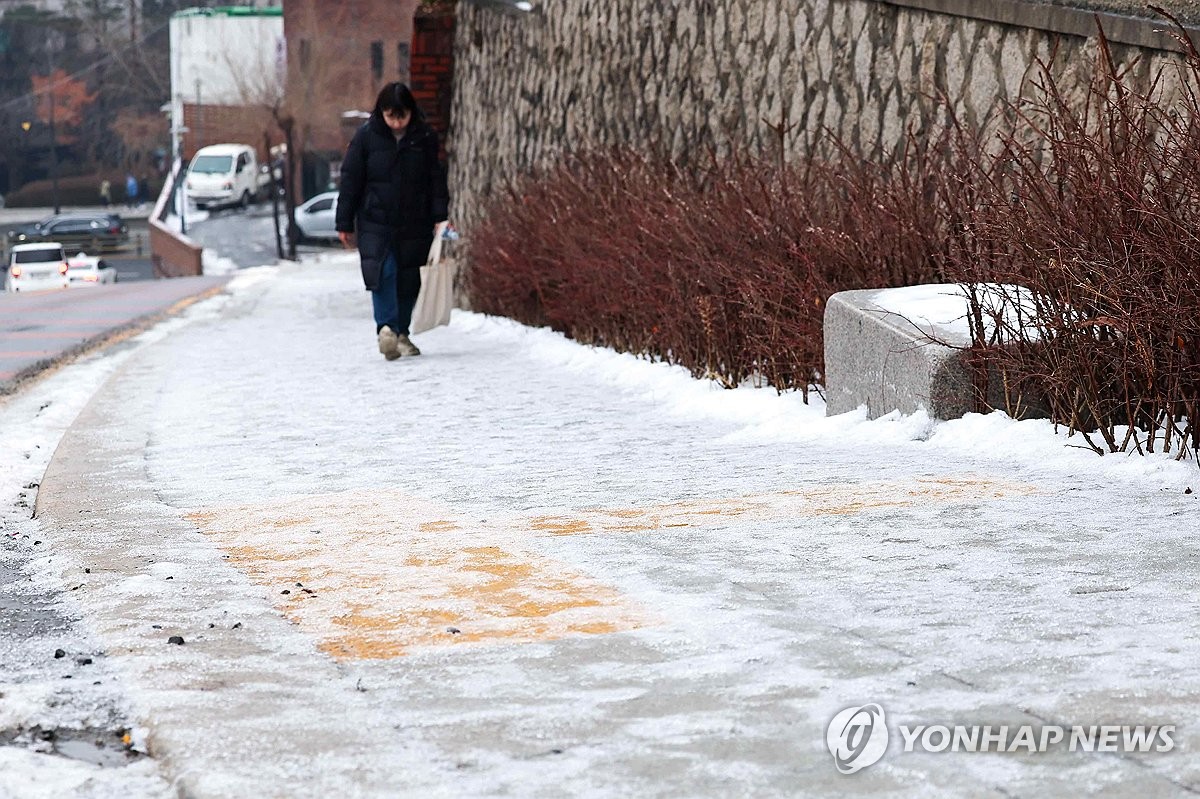 [날씨] 전국 대체로 흐리고 일부 지역 눈·비…빙판길 주의