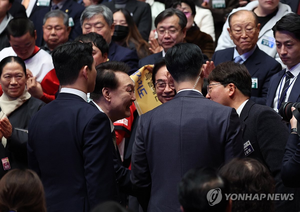 대통령실, 경호원에 끌려나간 강성희 의원에 "위해행위 판단"