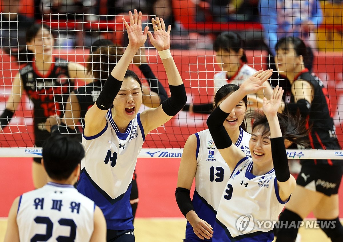 여자배구 1위 현대건설 6연승으로 전반기 끝…삼성화재 3위 탈환(종합)