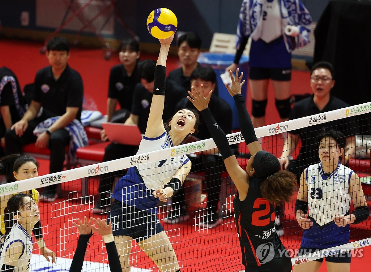 여자배구 1위 현대건설 6연승으로 전반기 끝…삼성화재 3위 탈환(종합)