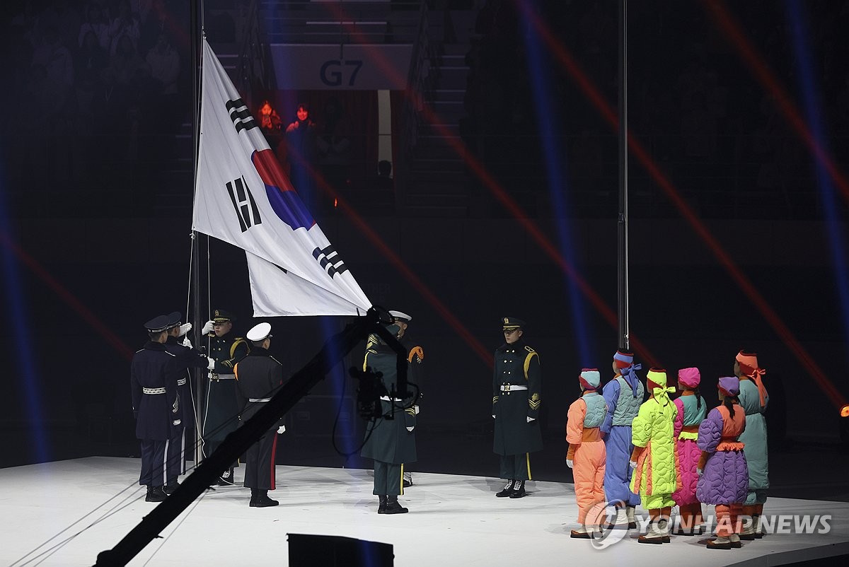 [청소년올림픽] 한국 동계스포츠의 과거와 현재가 함께 든 태극기