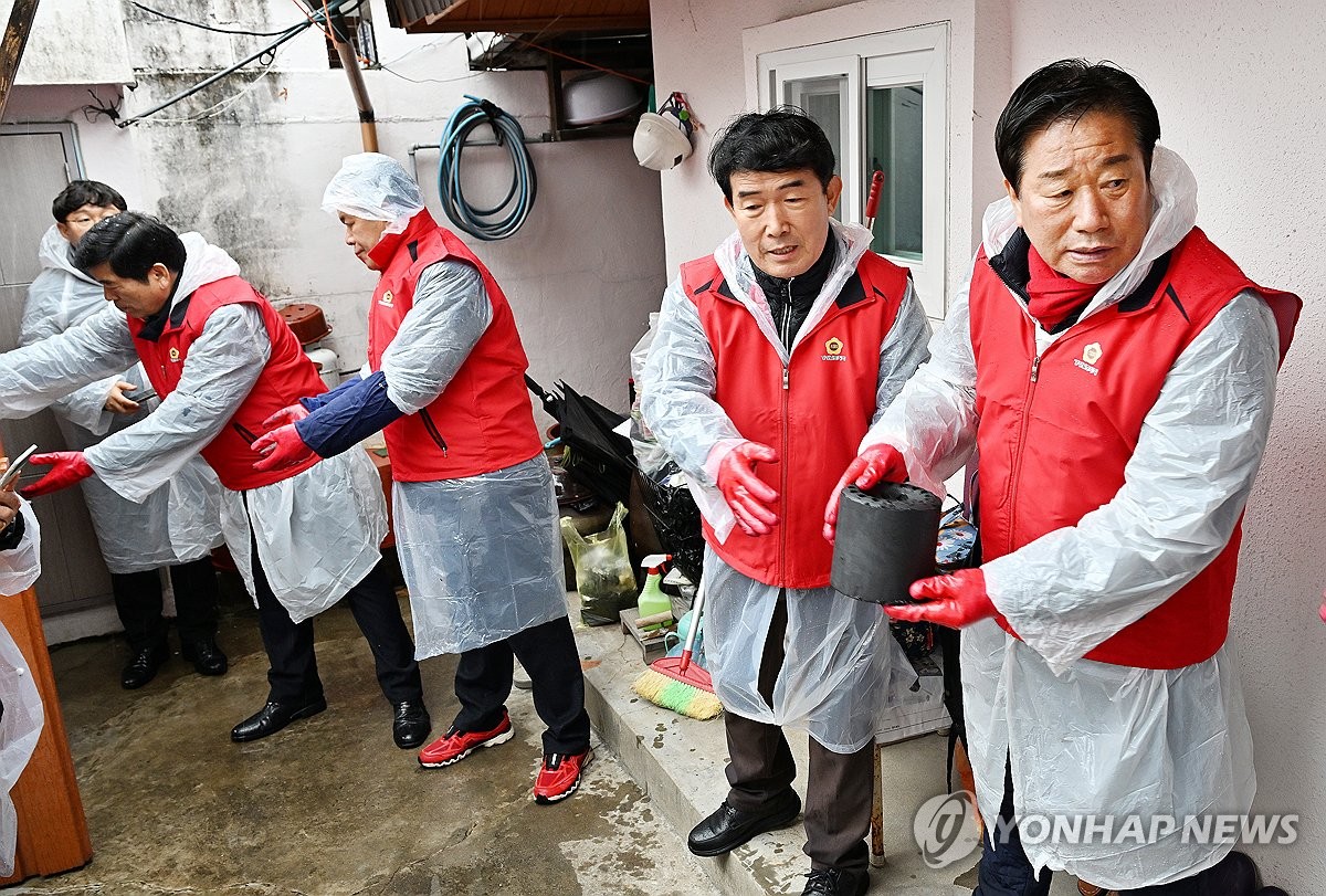 겨울비 맞으며 사랑의 '연탄 나눔' 봉사 나선 경남도의회