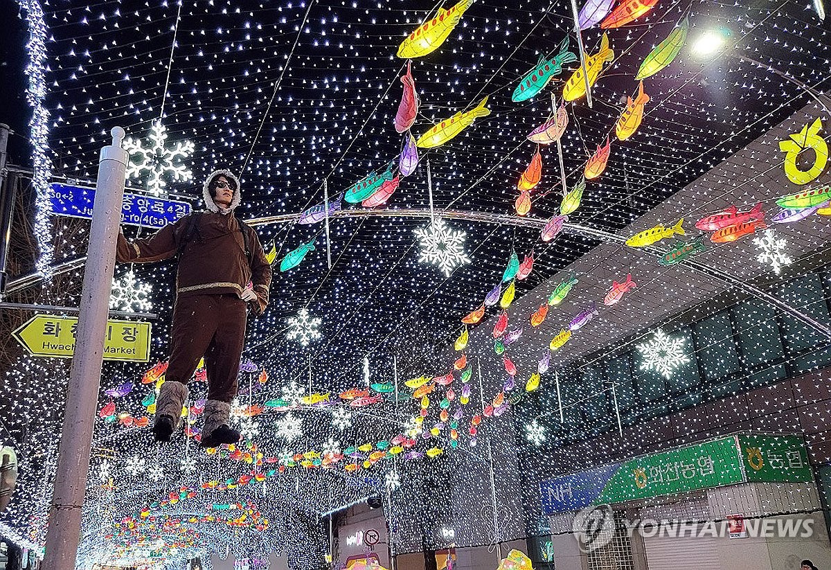 화천산천어축제 '절정'…낮엔 얼음벌판·밤엔 선등거리 '북적'