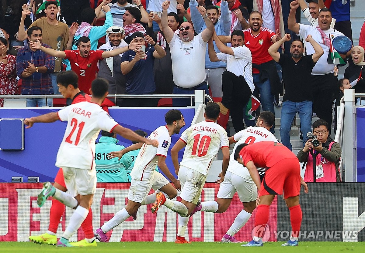 [아시안컵] 2경기째 '선제골→실점'…허술한 위기관리 능력