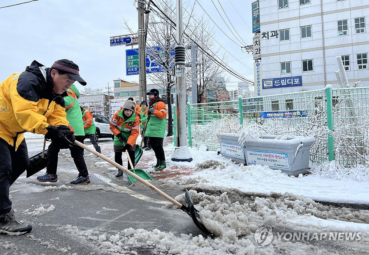 속초시 민·관 신속 제설 눈길…이병선 시장 "여러분이 영웅"